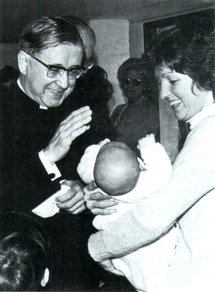 Josemaria Escrivá benedice un bambino (Brasile, 1974)